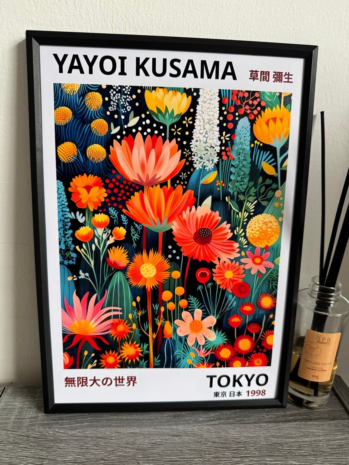 Yayoi Kusama Poster 21x30cm ingelijst, Minder dan 50 cm, Ophalen of Verzenden, Zo goed als nieuw, Foto of Poster