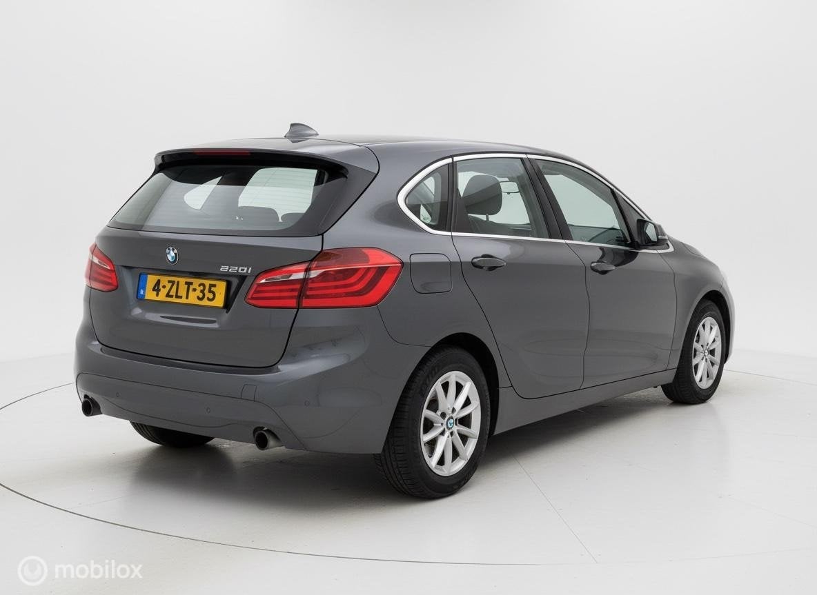 BMW 2-serie Active Tourer 220i M LED|HUD|LEDER|AUTOMAAT|, Auto's, BMW, 1998 cc, 730 kg, Gebruikt, 1405 kg