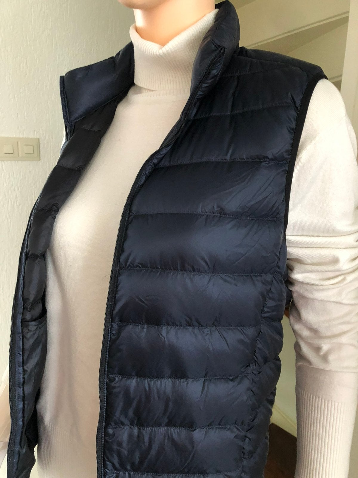 Uniqlo. Ongedragen blauwe bodywarmer. Dons mtXS, Ophalen of Verzenden, Nieuw, Maat 36 (S), Blauw