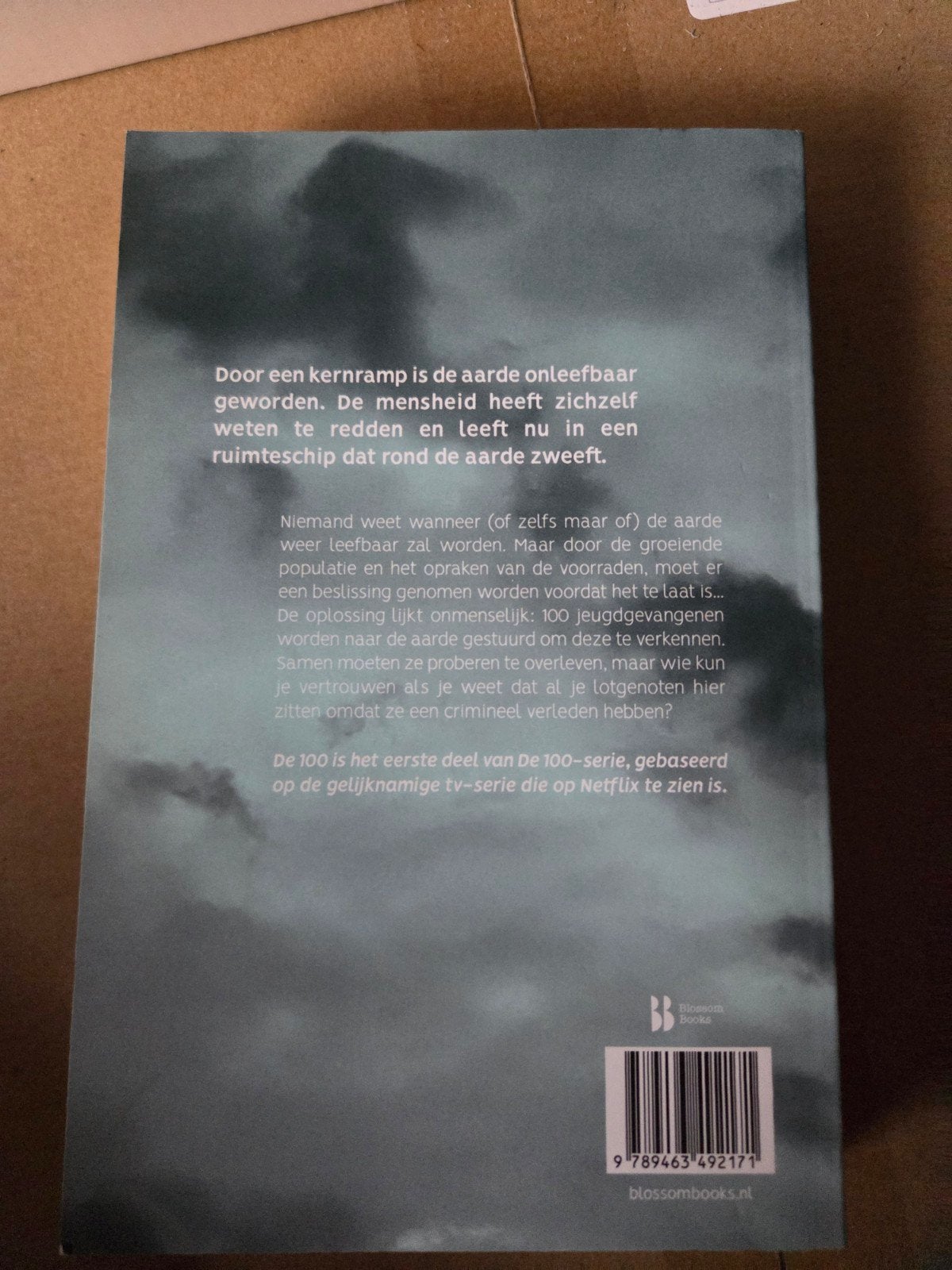 De 100 - Kass Morgan (Netflix serie), Boeken, Ophalen of Verzenden, Gelezen, Kass Morgan