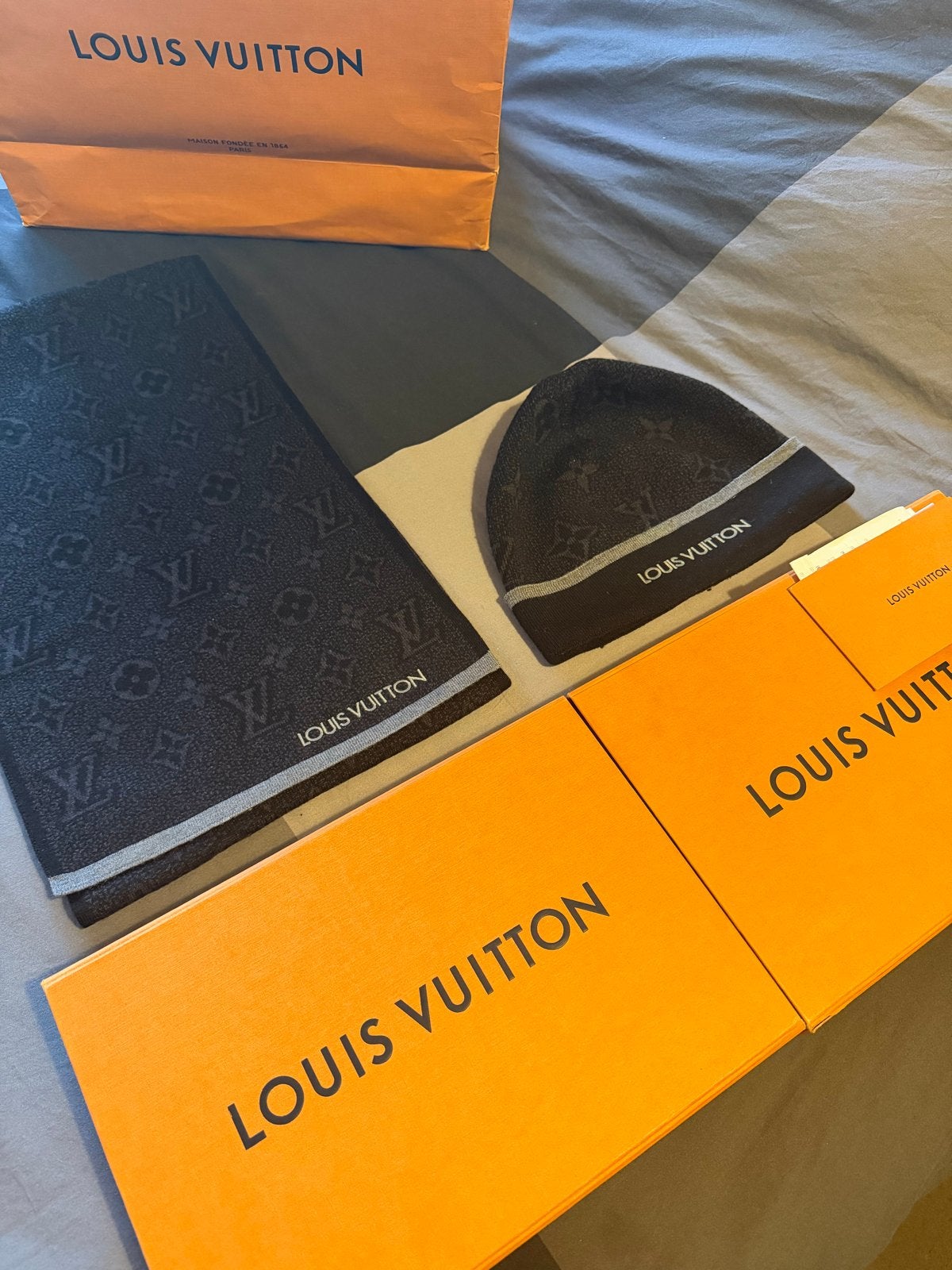 Louis Vuitton Mono Scarf&Beanie set, Ophalen of Verzenden, Zo goed als nieuw, Overige maten, Muts