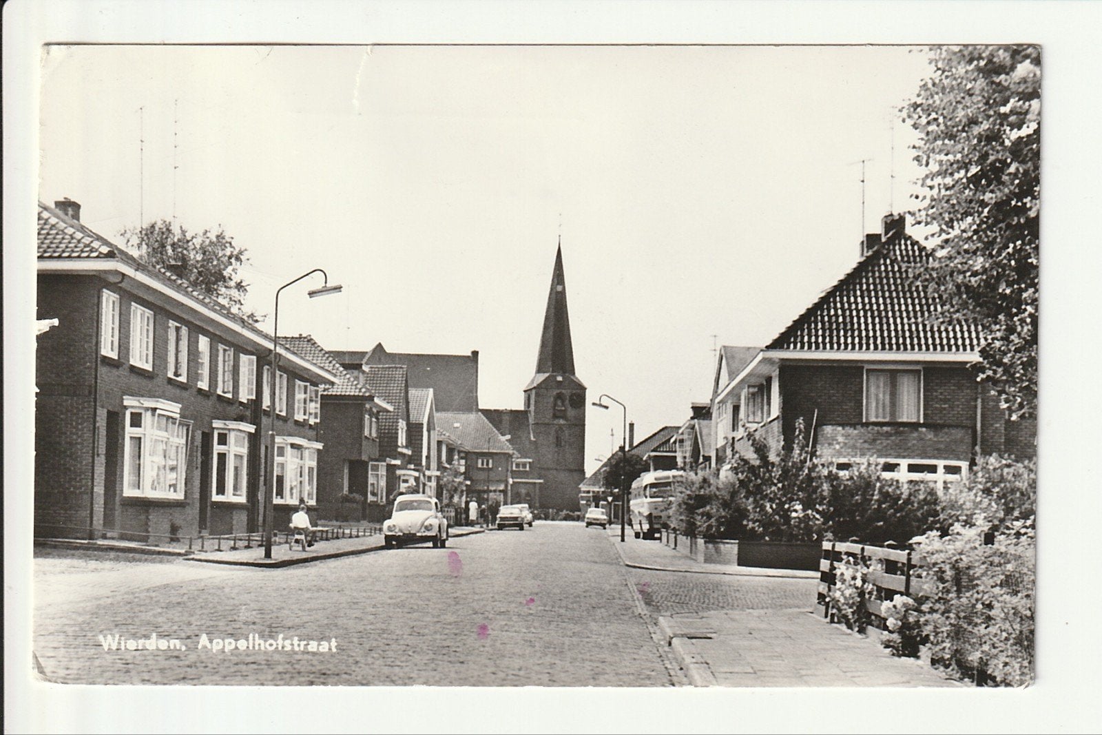 WIERDEN APPELHOFSTRAAT VW KEVER LELIJKE EEND TOURINGCAR KERK, Verzamelen, Ansichtkaarten | Nederland, Ophalen of Verzenden, 1960 tot 1980