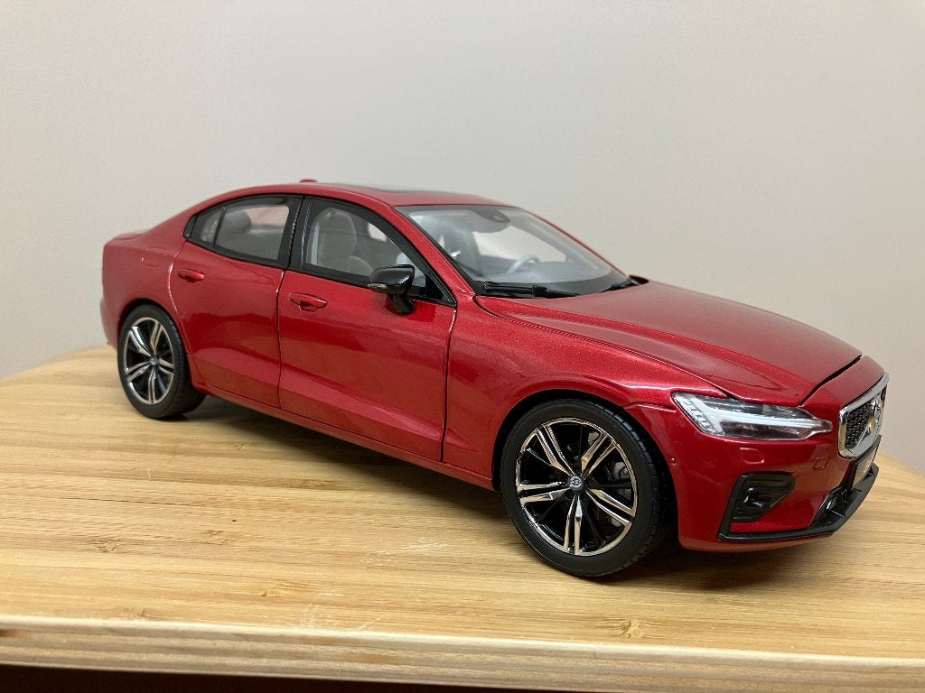 Volvo S60 T5 van 2020 in het Rood metallic  1/18 Paudi, Ophalen of Verzenden, Nieuw, Auto, Overige merken