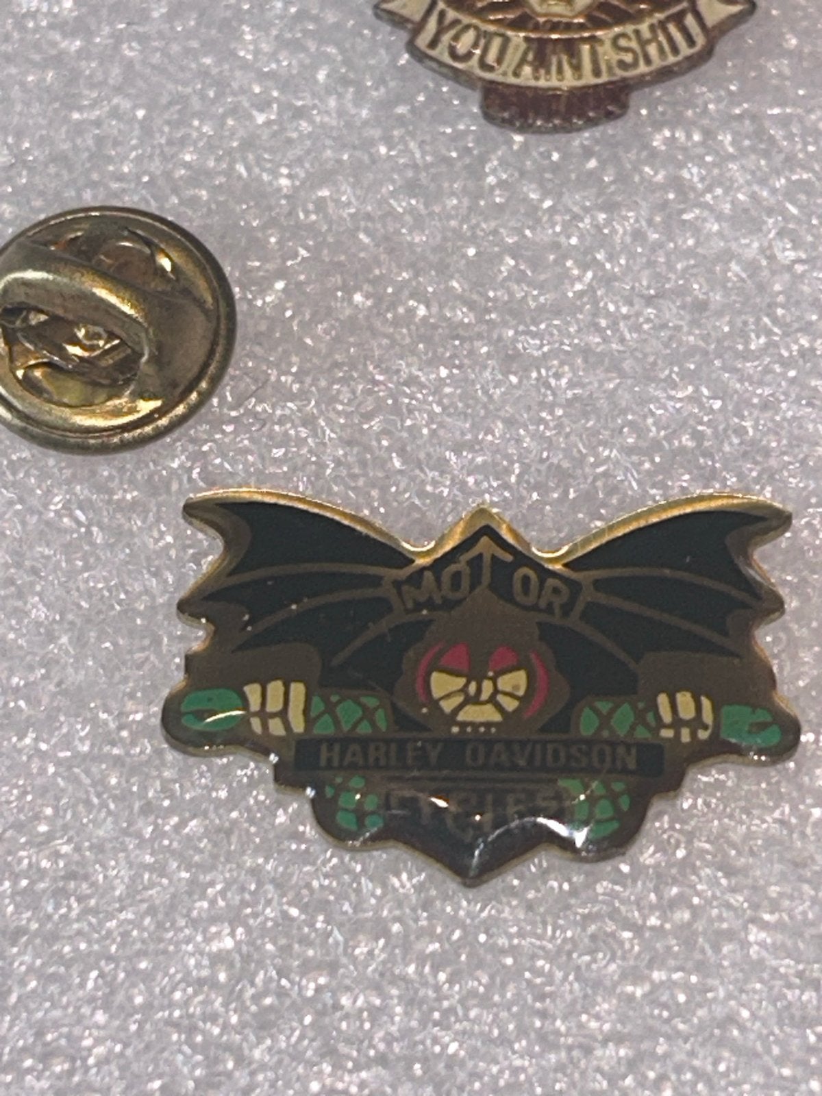 Harley-Davidson Motor Bat pin - Uniek Design, Ophalen of Verzenden, Gebruikt, Merk, Speldje of Pin