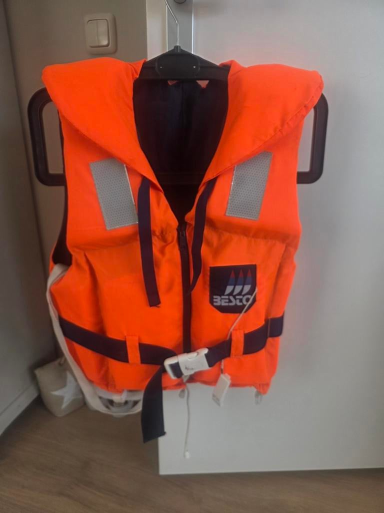 Besto reddingsvest maat M, Watersport en Boten, Ophalen of Verzenden, Dame of Heer, Reddingsvest of Zwemvest