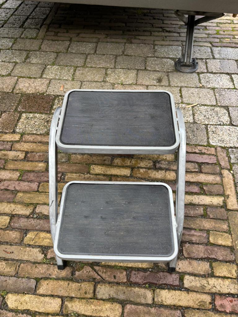 2-treeds opstap voor op de camping, Ophalen, Gebruikt