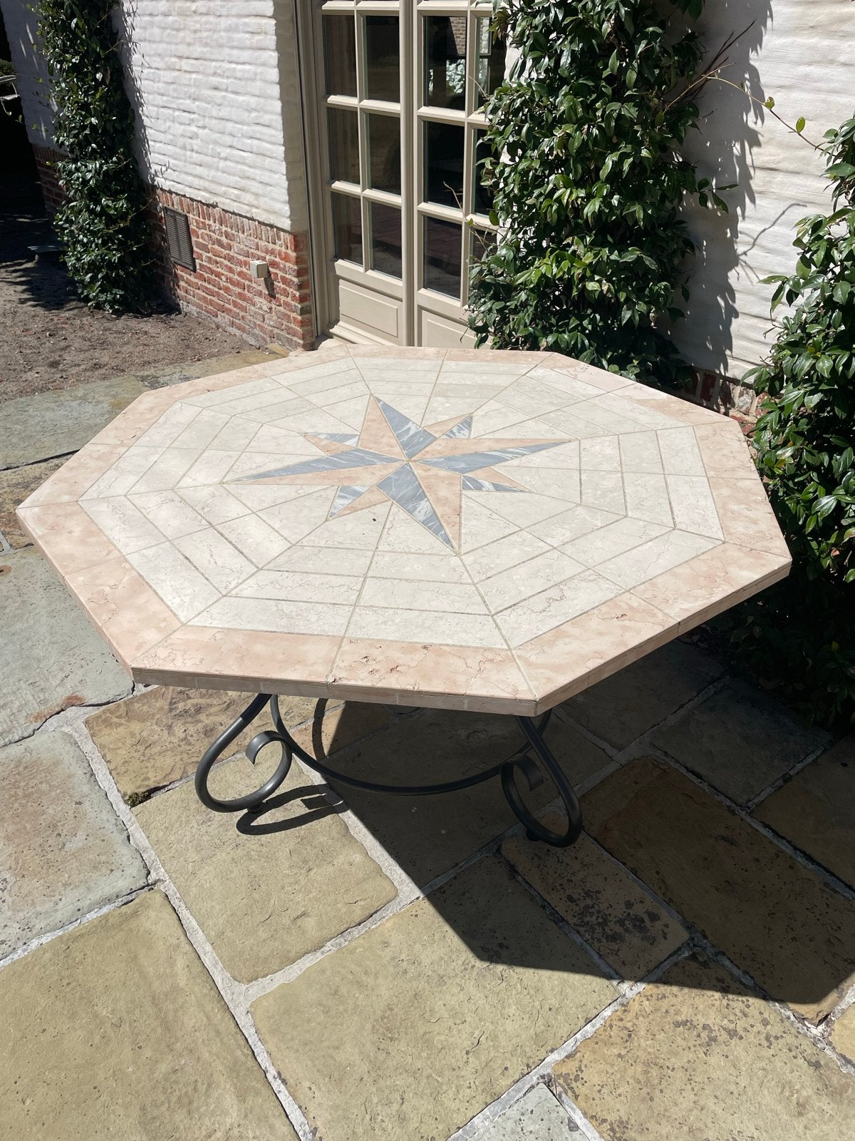 Unieke achthoekige terrastafel met mozaïek blad, Tuin en Terras, Tuintafels, Ophalen, Gebruikt, Metaal