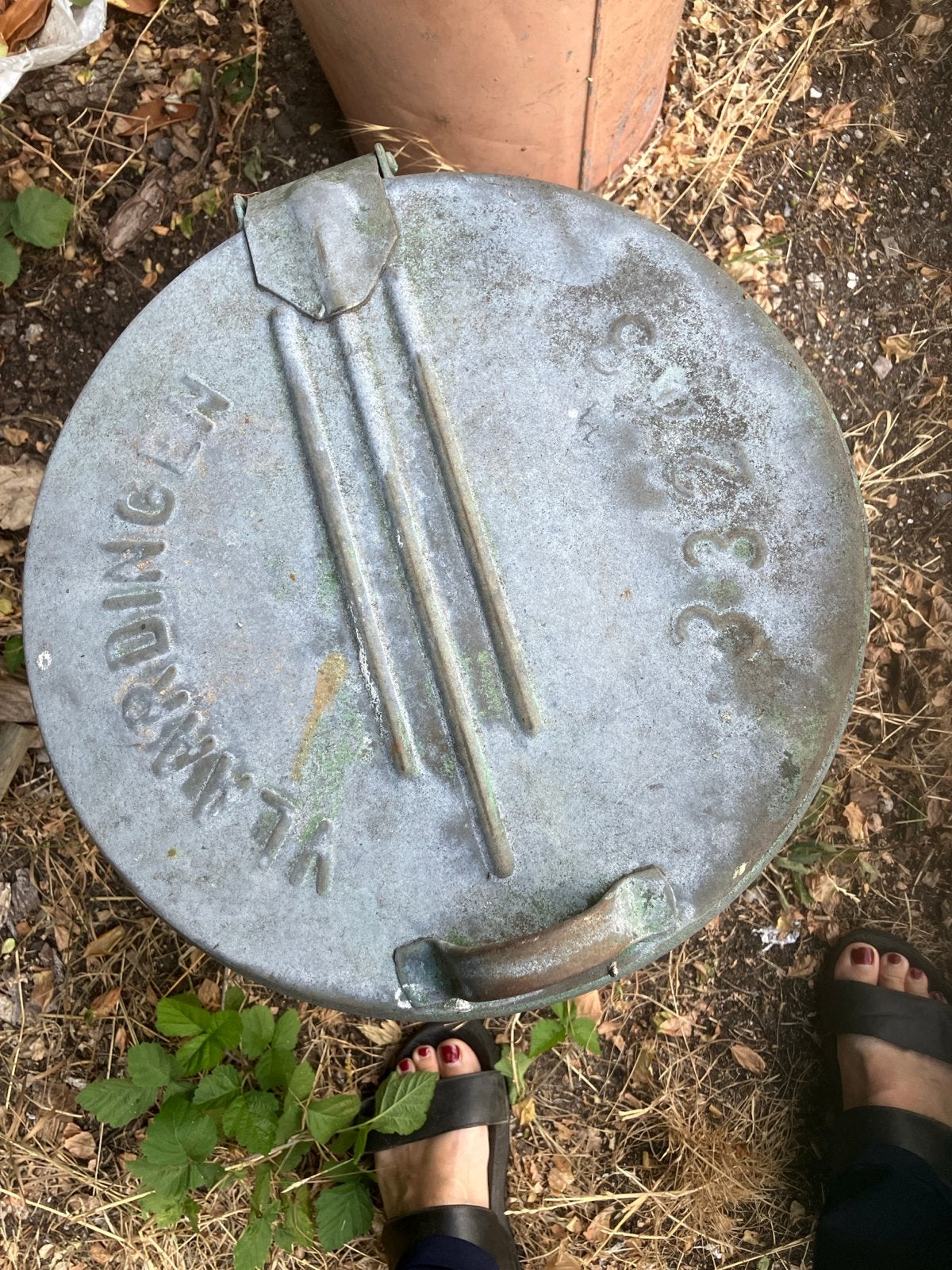 Oude metalen vuilnisbakken met deksel, Ophalen