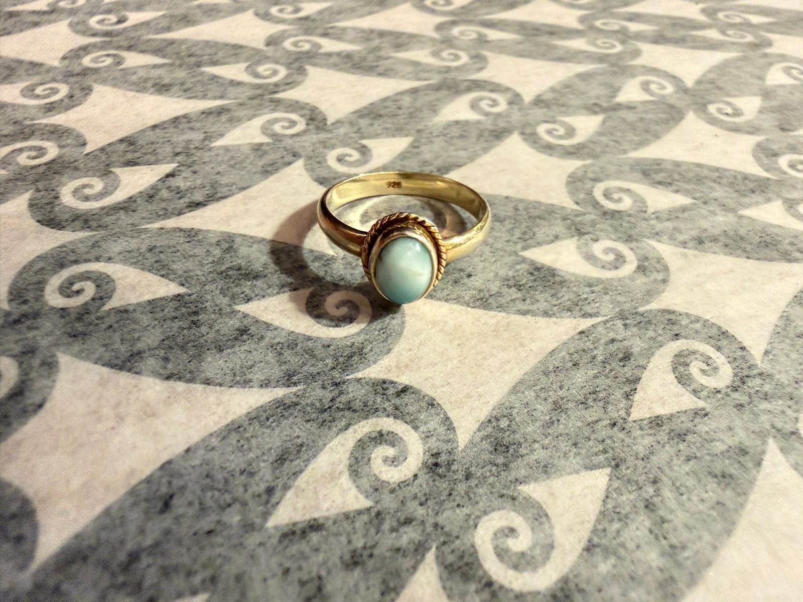 Zilveren ring met ovaal ornament en steentje, maat 17 mm, Gebruikt, Ophalen of Verzenden, 17 tot 18, Met edelsteen