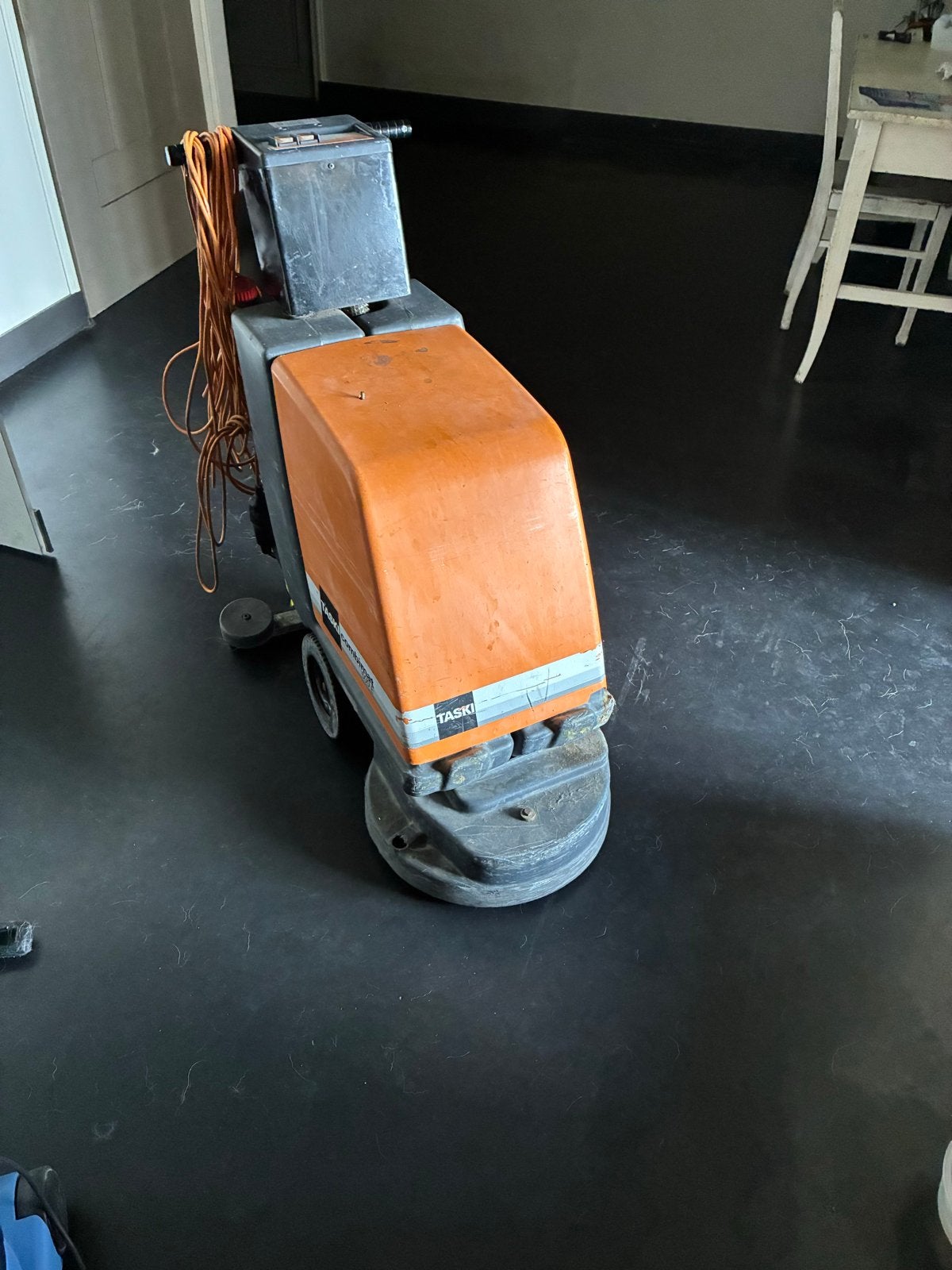 Professionele Schrobmachine - TASKI Combimat 1000, Doe-het-zelf en Verbouw, Reinigingsmachines, Ophalen, Gebruikt, Schrobmachine