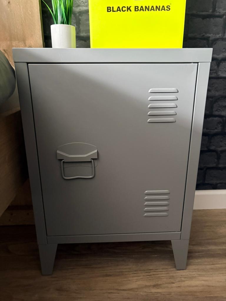 2x grijz locker nachtkastjes kwantum, Ophalen