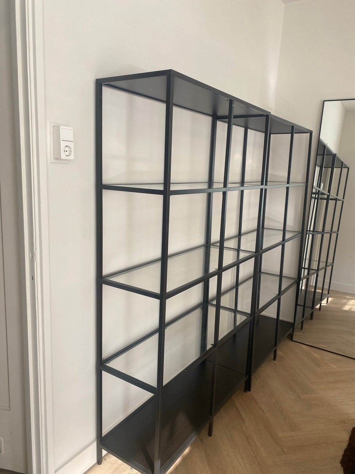 Gratis! 2x IKEA VITTSJÖ Boekenkast/Stellingkast - Zwart/Glas, Ophalen, Met plank(en), Gebruikt, 100 tot 150 cm