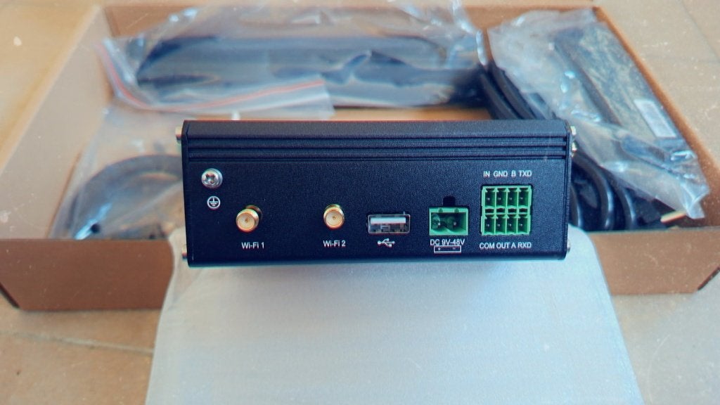 Milesight UR75-500GL-G-P-W 5G industriele router GPS PoE, Computers en Software, Ophalen of Verzenden, Zo goed als nieuw, Router met modem