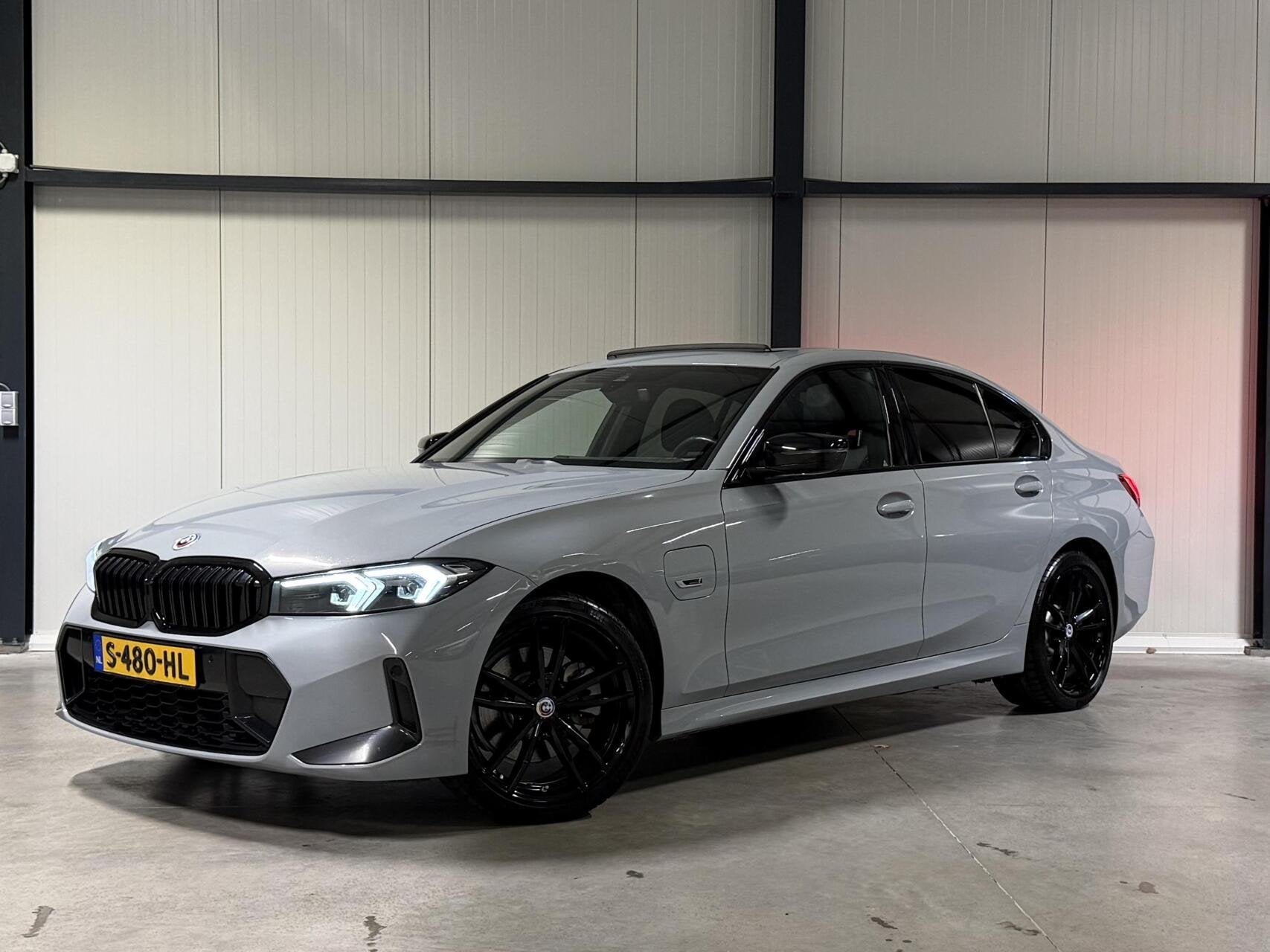 BMW 3-serie 320e Sedan SOH 98% M-sport Pano Brooklyn Grau, Automaat, 1998 cc, Achterwielaandrijving, Gebruikt