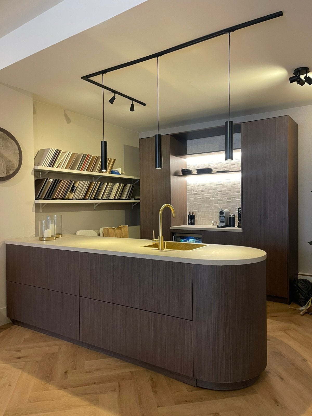 Moderne Keuken met Kookeiland en Afgeronde Hoek, Huis en Inrichting, Keuken | Complete keukens, Ophalen, Overige materialen, Bruin