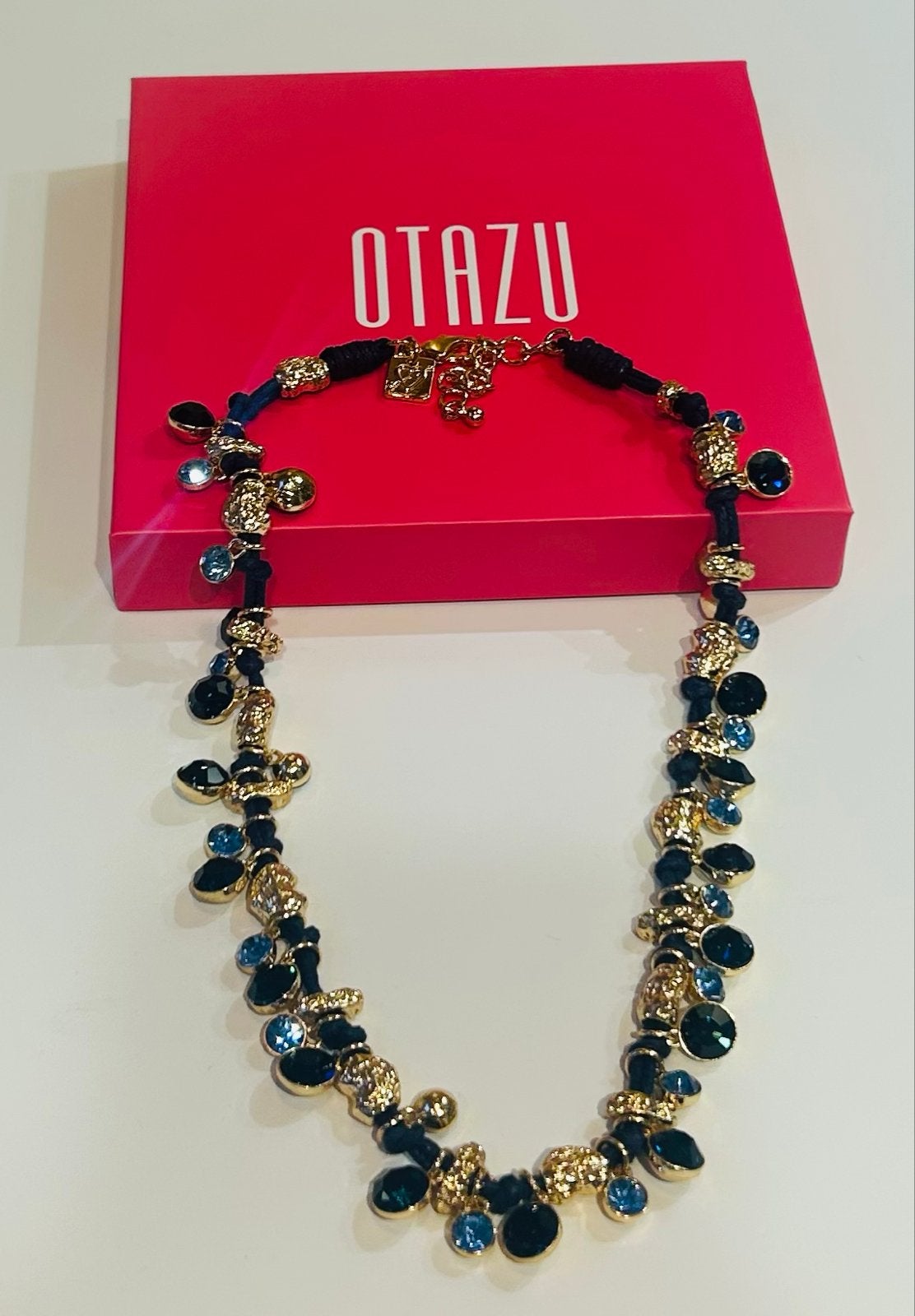 Otazu ketting met blauwe en zwarte Swarovski kristallen, Met kristal, Overige materialen, Blauw, Nieuw