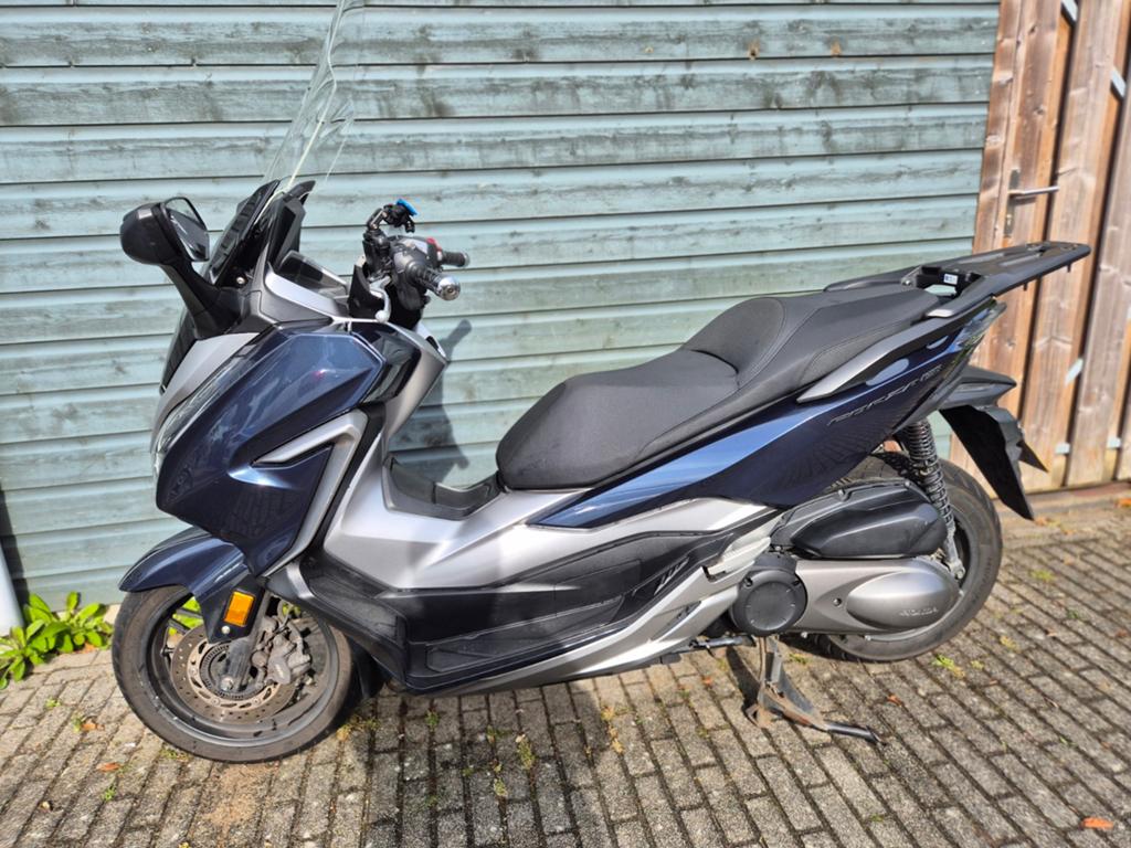 Honda Forza 300 inclusief topkoffer, 300 cc, Gebruikt, Particulier, Minimaal motorrijbewijs A2
