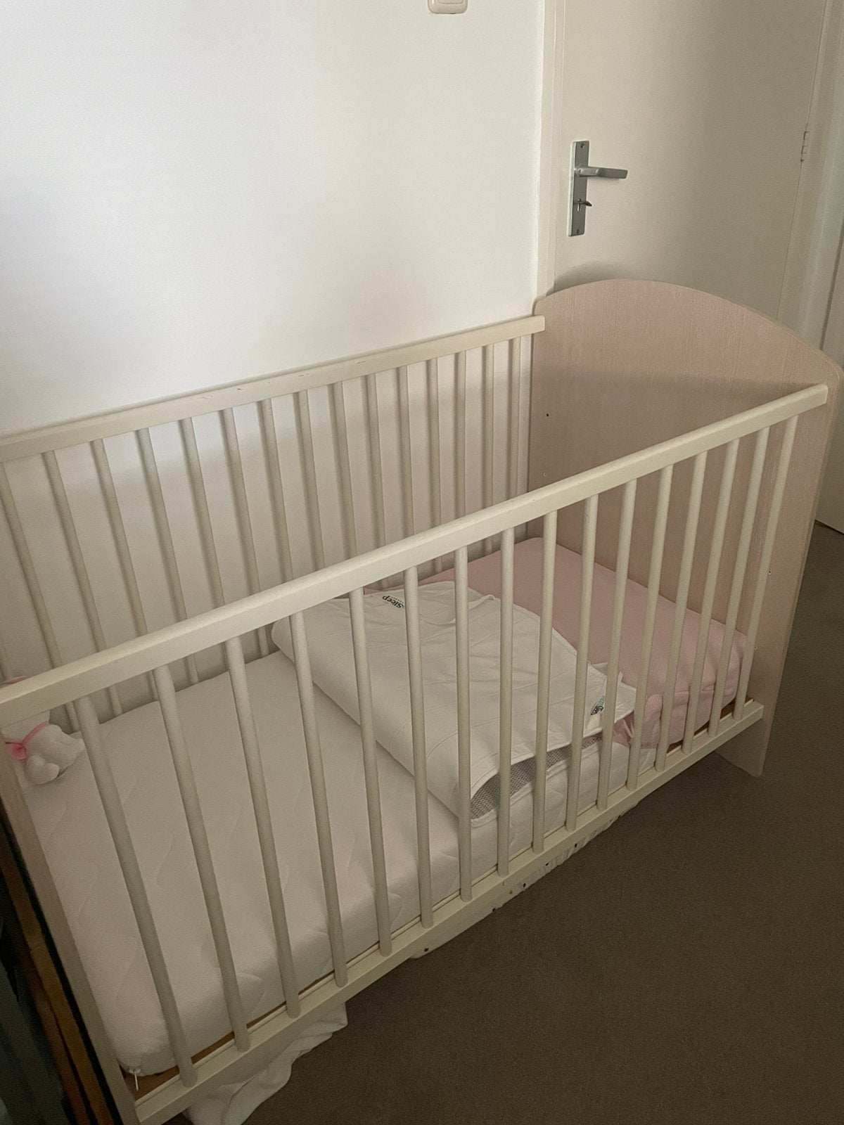 Ledikantje met matras en aerosleep  + (hoes) lakentjes, Ophalen, Gebruikt, Ledikant