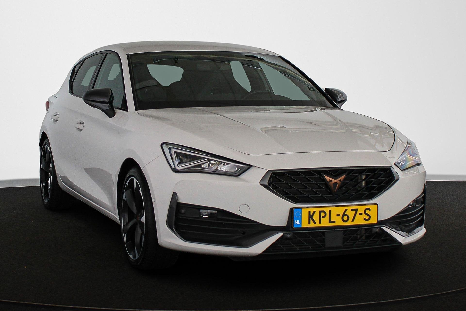 CUPRA Leon 1.4 e-Hybrid Stoel-Stuur-Voorruitverwarming Apple, Auto's, Stof, 4 cilinders, Leon, Wit