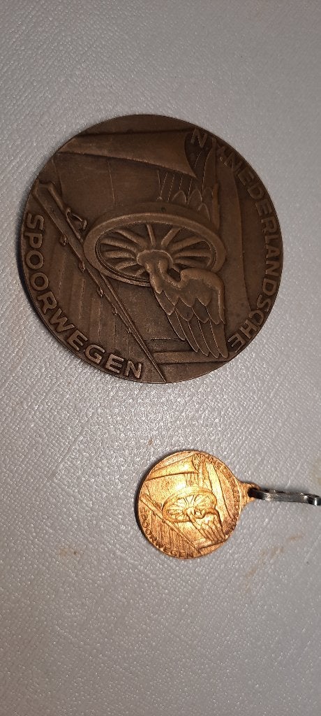Zware penning spoorwegstakig 1944 en draagbare versie, Ophalen of Verzenden, Brons, Nederland