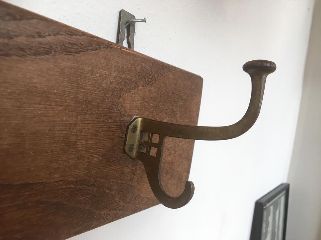 Art deco  eiken kapstok met 5 messing art deco haken, Wandkapstok, Ophalen of Verzenden, Zo goed als nieuw, Minder dan 100 cm