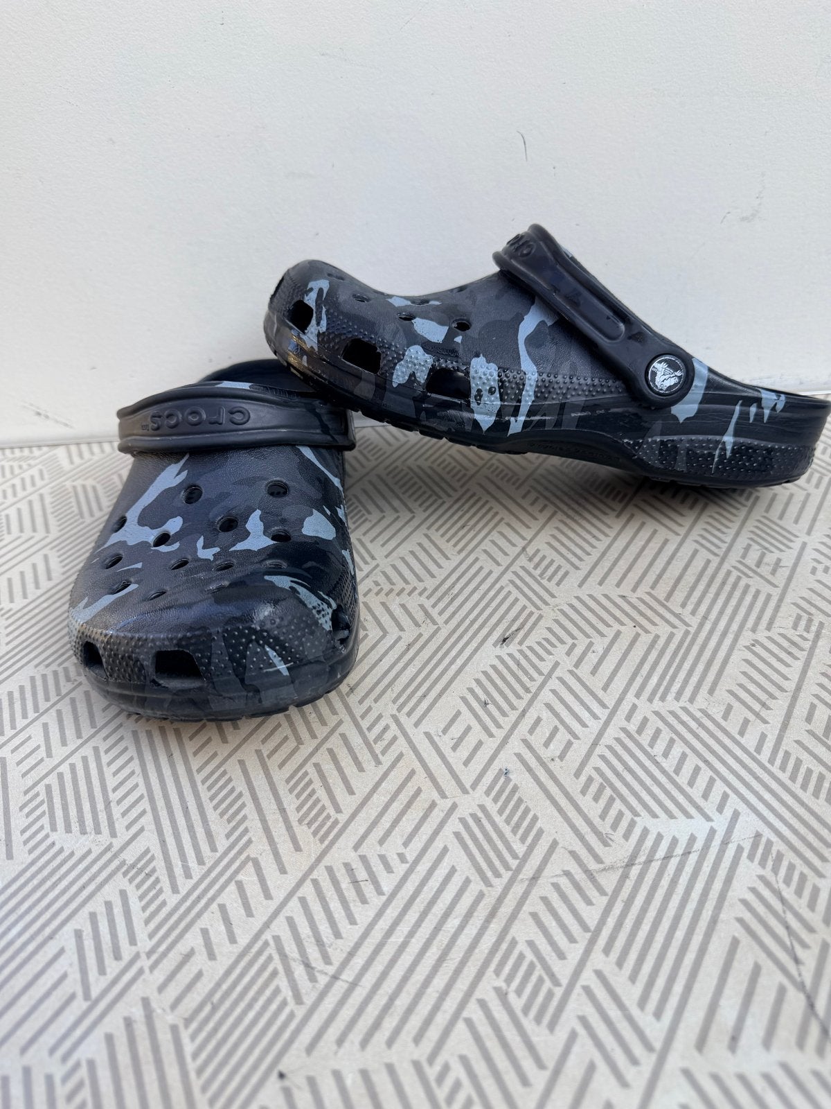 Crocs Classic Clog Camo - Comfortabele Klompen, Kleding | Dames, Schoenen, Ophalen of Verzenden, Gedragen, Zwart, Slippers