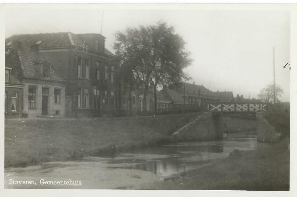 Ansichtkaart STAVEREN  Gemeentehuis, Verzenden, 1940 tot 1960, Gelopen, Friesland