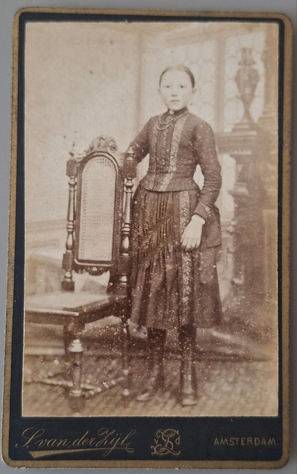 308 cdv deftig jong meisje Amsterdam fotograaf L. v.d. Zijl, Ophalen of Verzenden, Voor 1940, Gebruikt, Kind