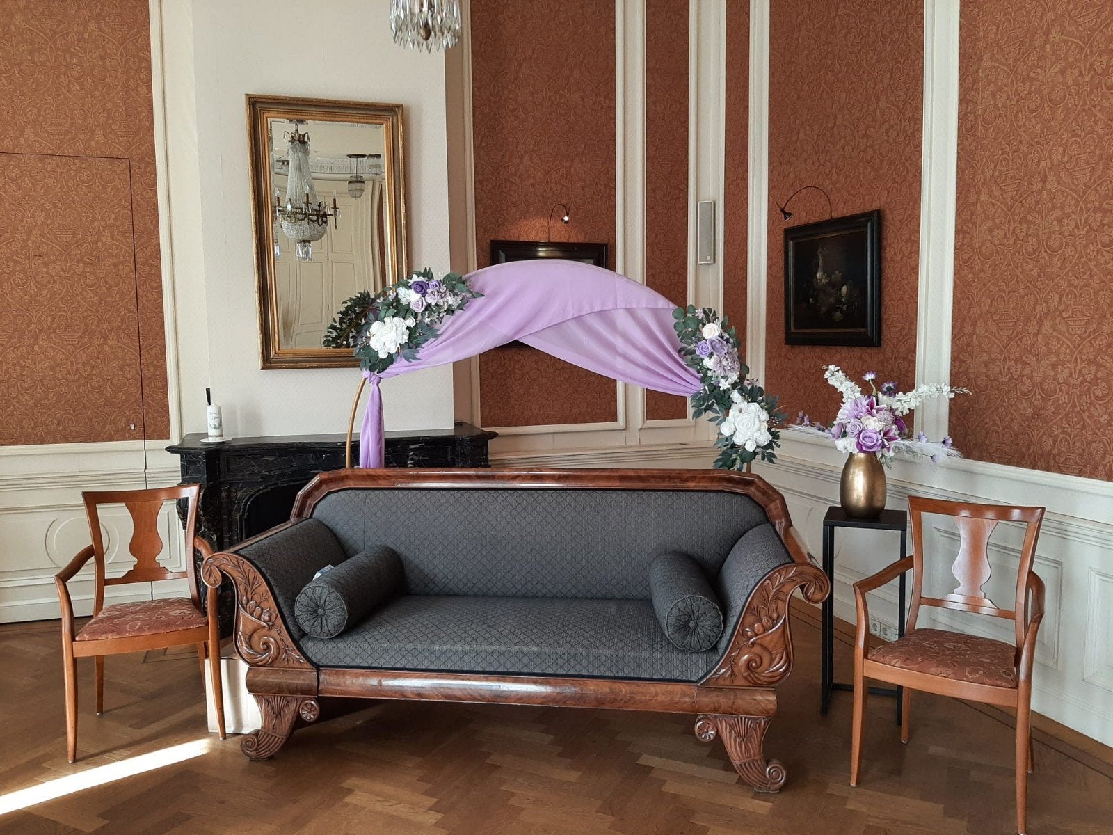 Gouden ronde backdrop met paarse doeken en nepbloemen, Ophalen of Verzenden, Nieuw, Feestartikel, Geboorte of Huwelijk