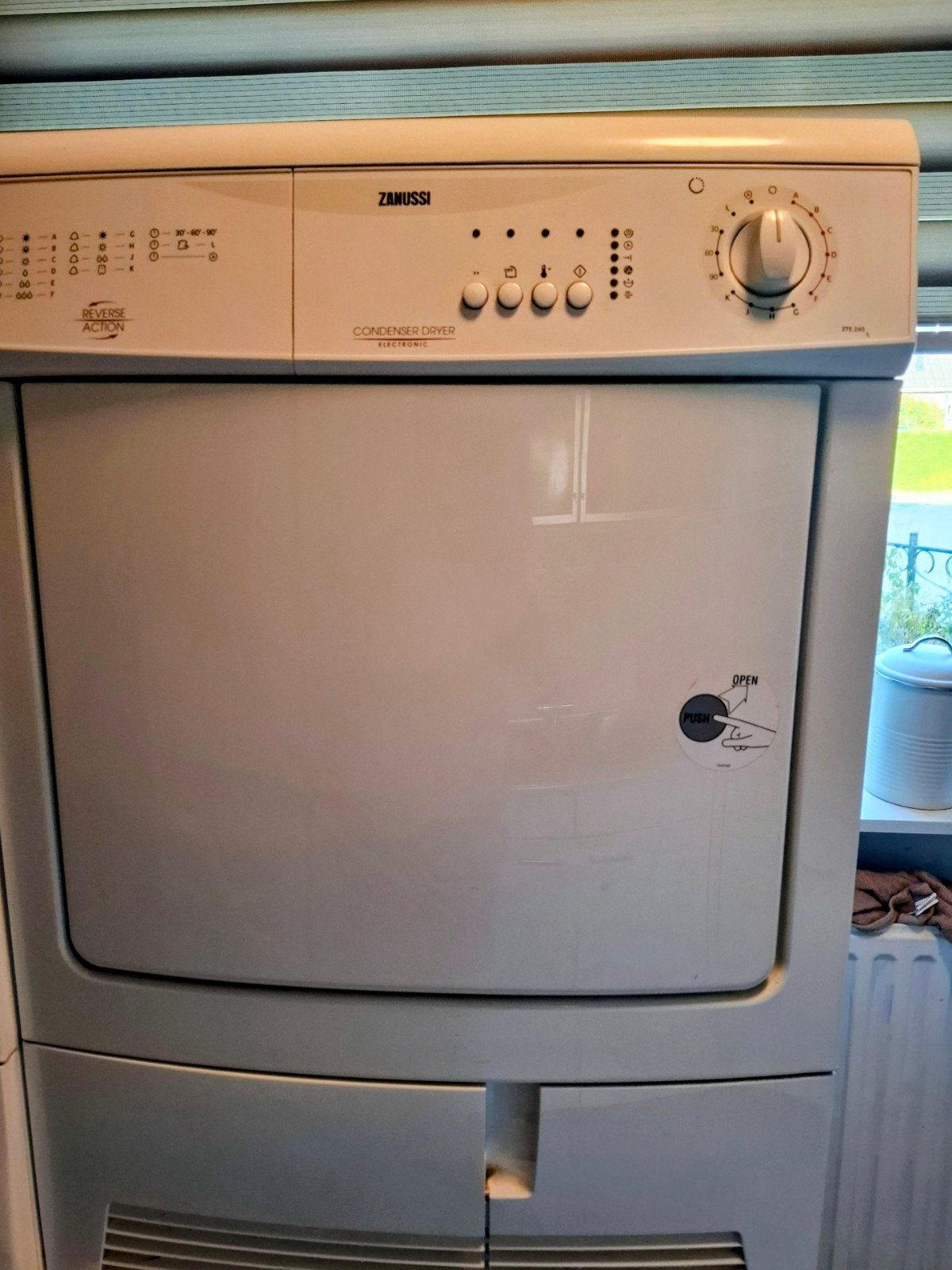 Goedwerkende en nette Zanussi condensdroger, Ophalen, 6 tot 8 kg, Gebruikt, 85 tot 90 cm