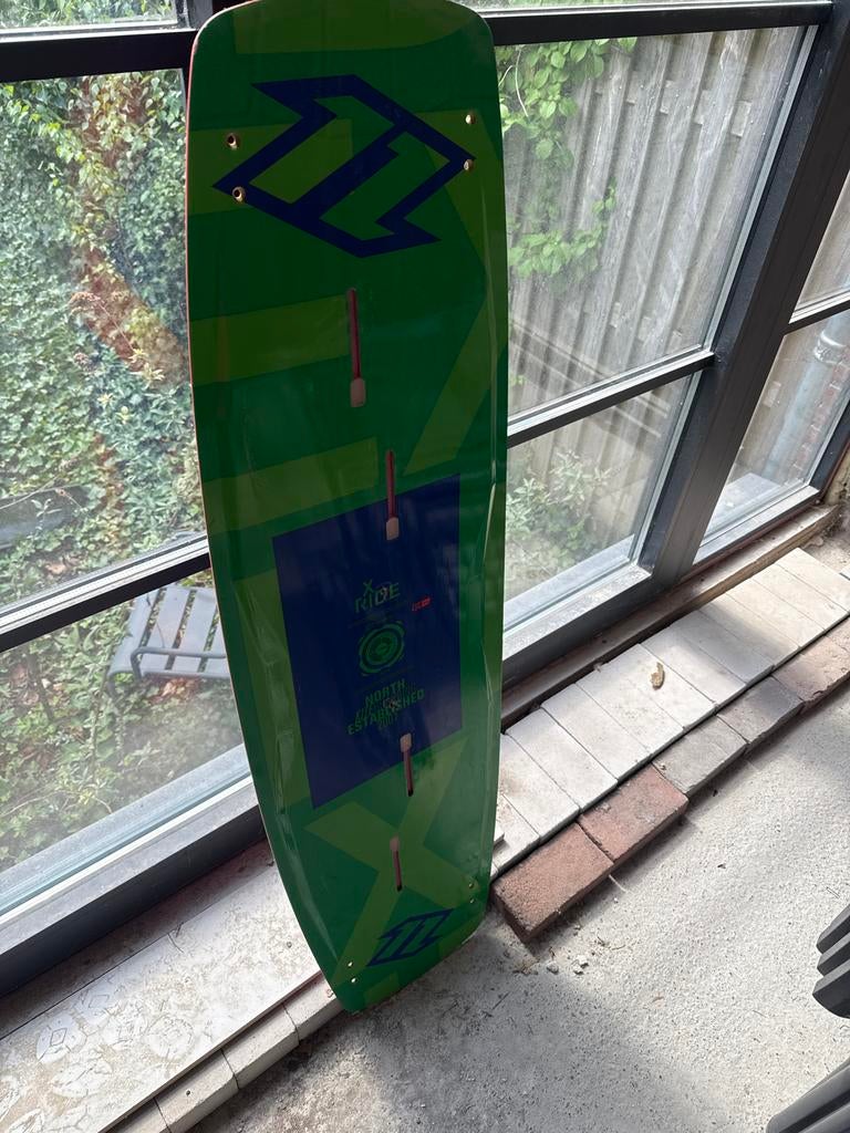 North Kiteboarding X-Ride Twintip Kiteboard 135x39, Watersport en Boten, Kitesurfen, Twintip, Kiteboard, Ophalen of Verzenden