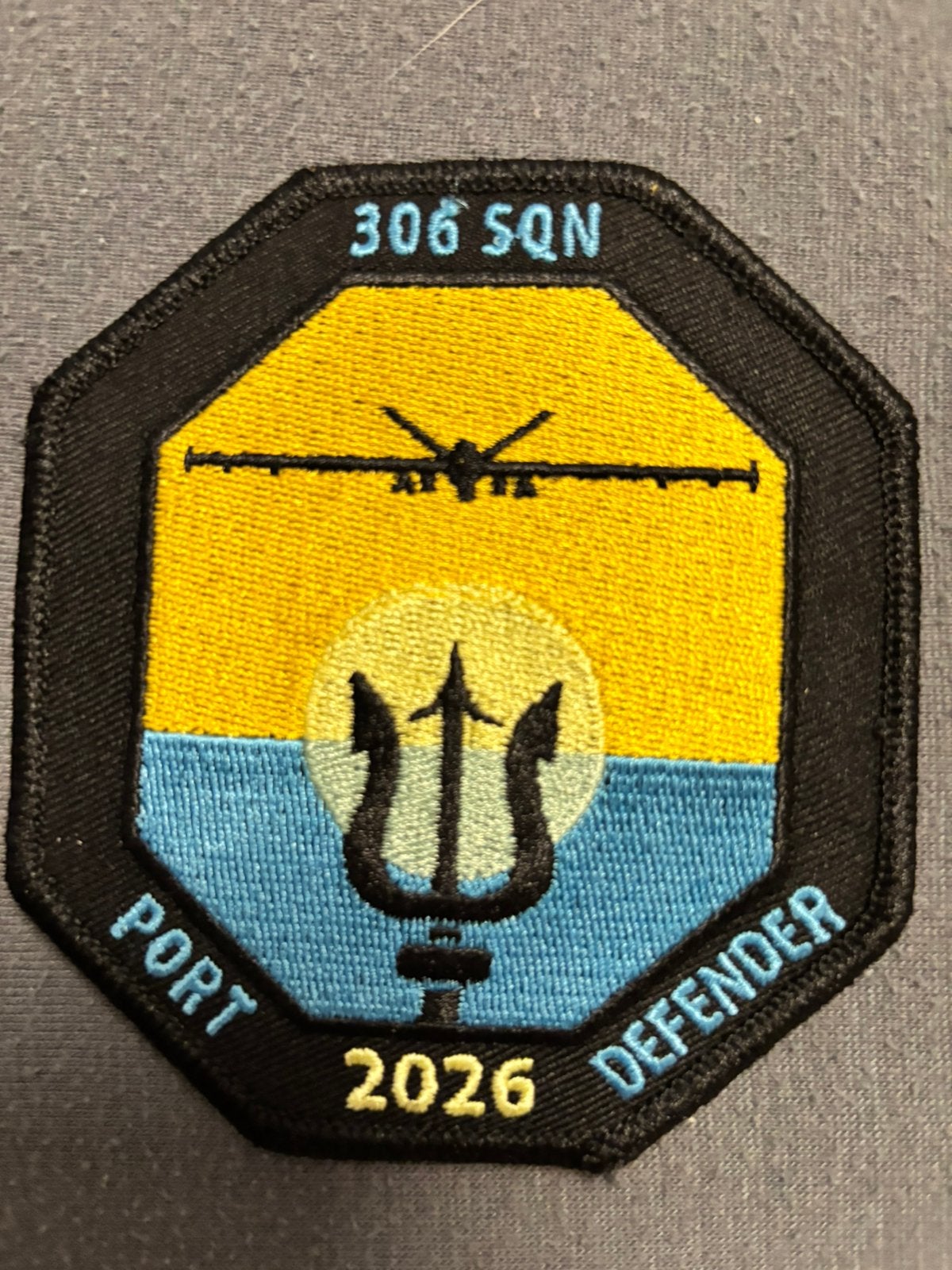 Gekleurde versie embleem 306 SQN port defender 2026, Verzamelen, Verzenden, Luchtmacht, Nederland, Embleem of Badge