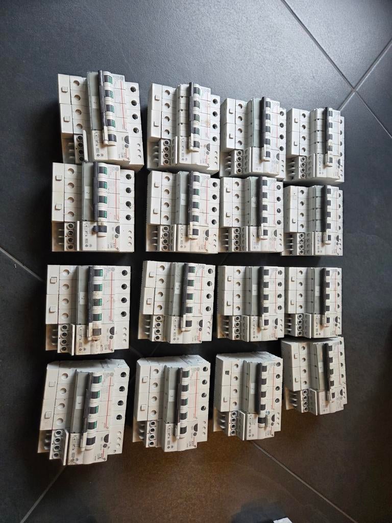 Aardlekautomaat B16 30mA 400V, Ophalen of Verzenden, Overige typen