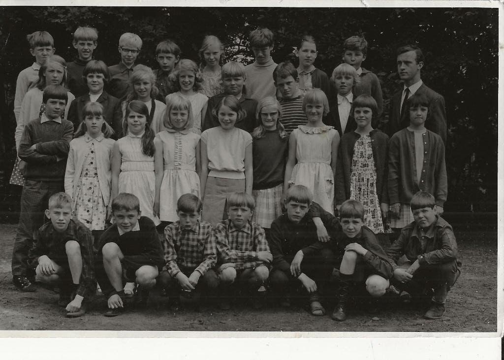Poeldijk Klassenfoto met leraar Foto, Ophalen of Verzenden, 1940 tot 1960, Ongelopen, Zuid-Holland