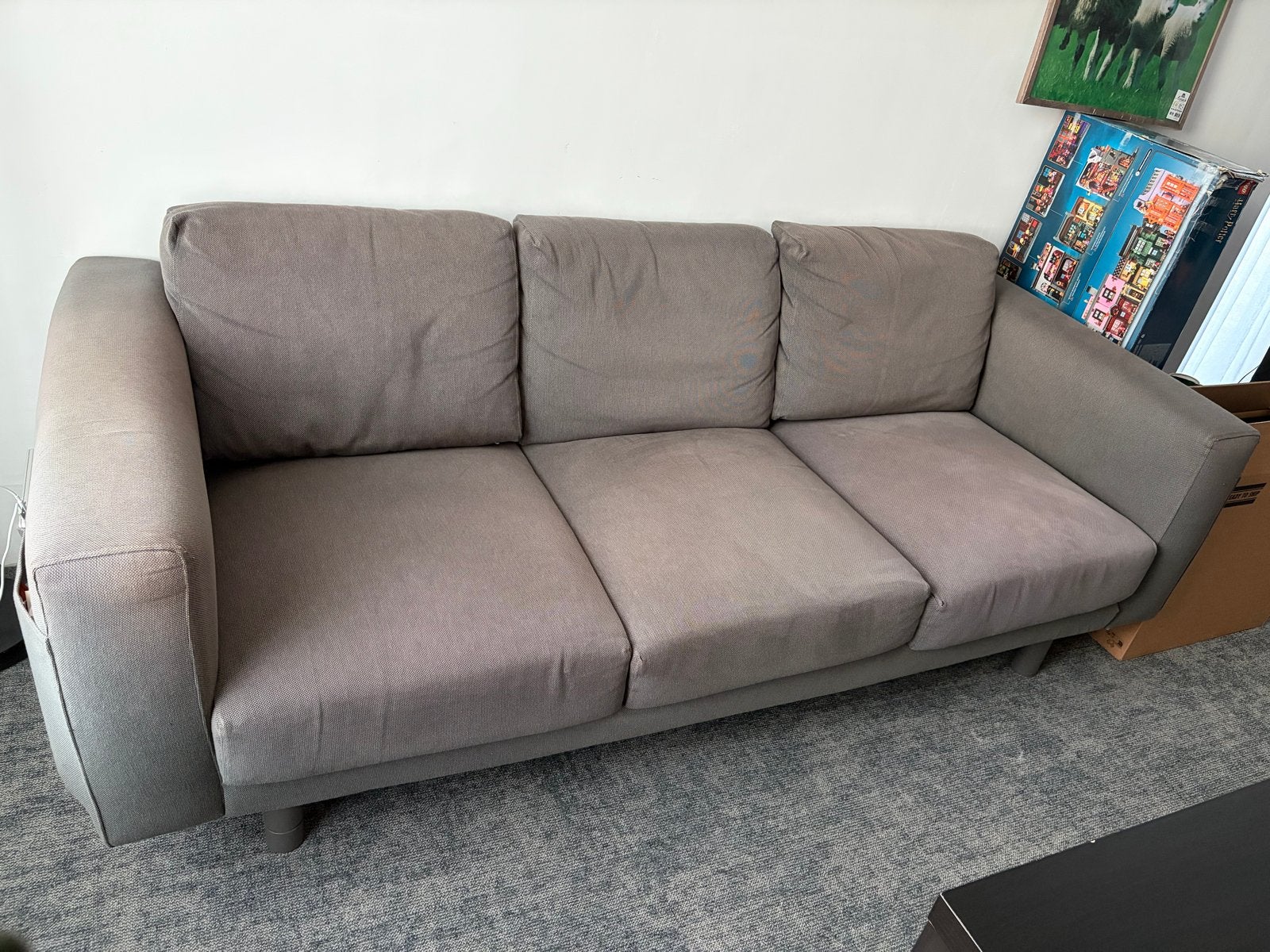 IKEA NORSBORG 3-zitsbank, grijs met zwarte metalen poten, Huis en Inrichting, Banken | Bankstellen, Ophalen, Gebruikt, Driepersoons