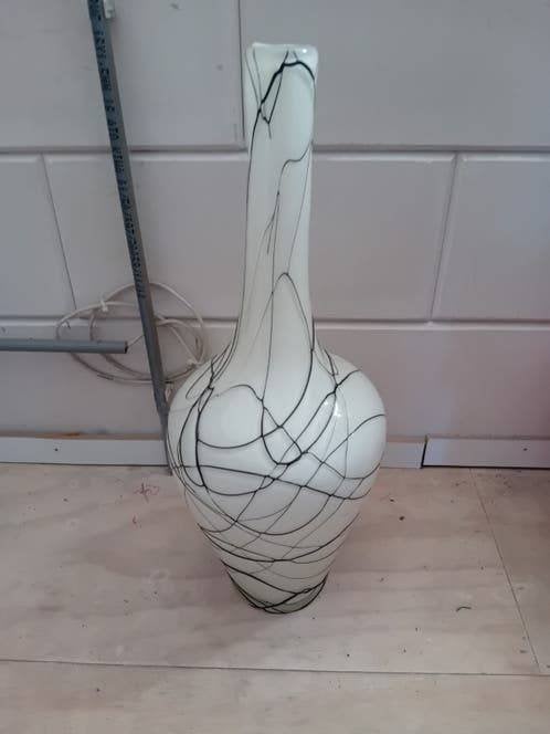 Grote witte vaas met zwarte spiraalpatronen glas, Overige kleuren, Met patroon/structuur, Ophalen of Verzenden, 56 cm