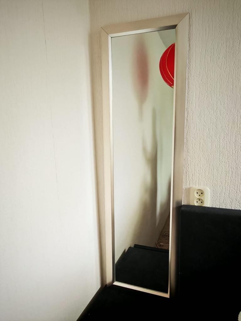Smalle spiegel met lichte lijst, Huis en Inrichting, Woonaccessoires | Spiegels, Ophalen, Minder dan 50 cm, Gebruikt, 150 tot 200 cm