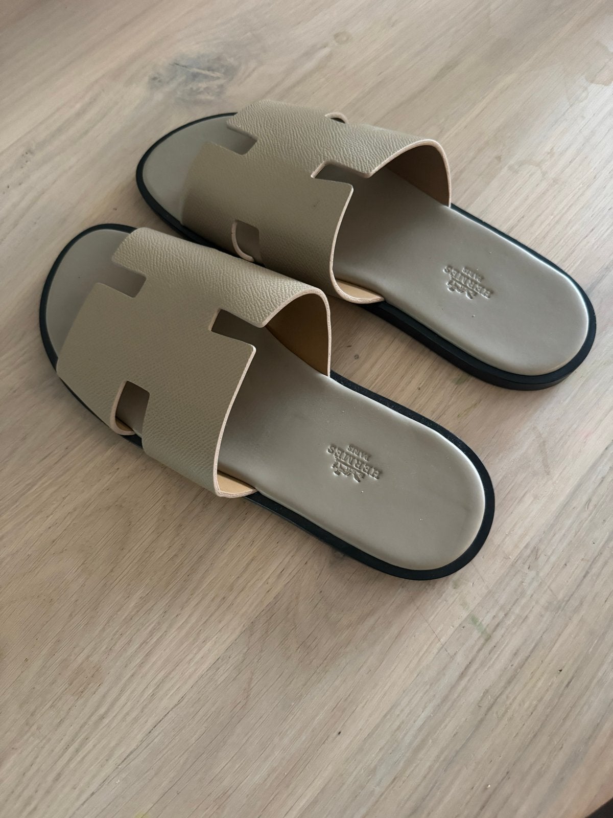 Hermès Oran Sandalen - Nieuw in doos, maat 42, Kleding | Dames, Schoenen, Ophalen of Verzenden, Nieuw, Beige, Slippers