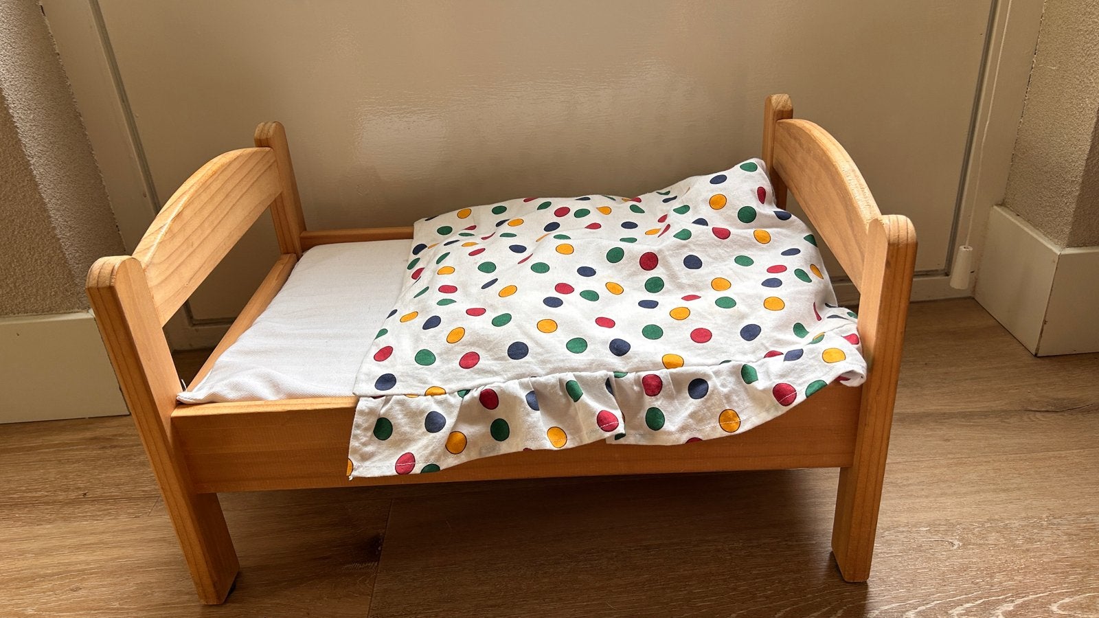 IKEA houten poppenbedje met matras en dekbedje, Ophalen of Verzenden, Gebruikt, Babypop