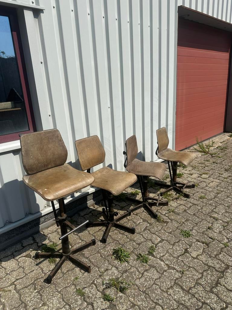 Vintage in hoogte verstelbare leren stoelen met stalen frame, Huis en Inrichting, Stoelen, Gebruikt, Vintage, Leer, Ophalen of Verzenden