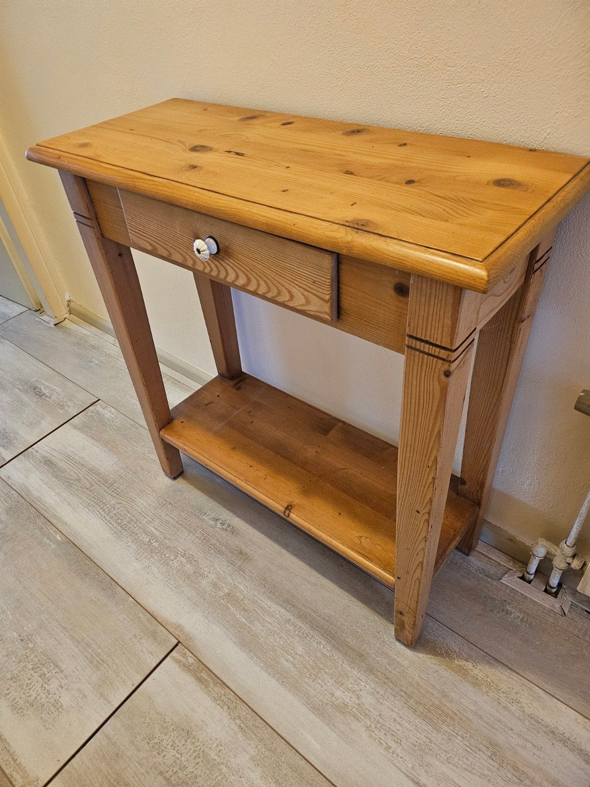 Houten antieke sidetable met lade en plank, Huis en Inrichting, Ophalen, Gebruikt, 55 tot 75 cm, Landelijk