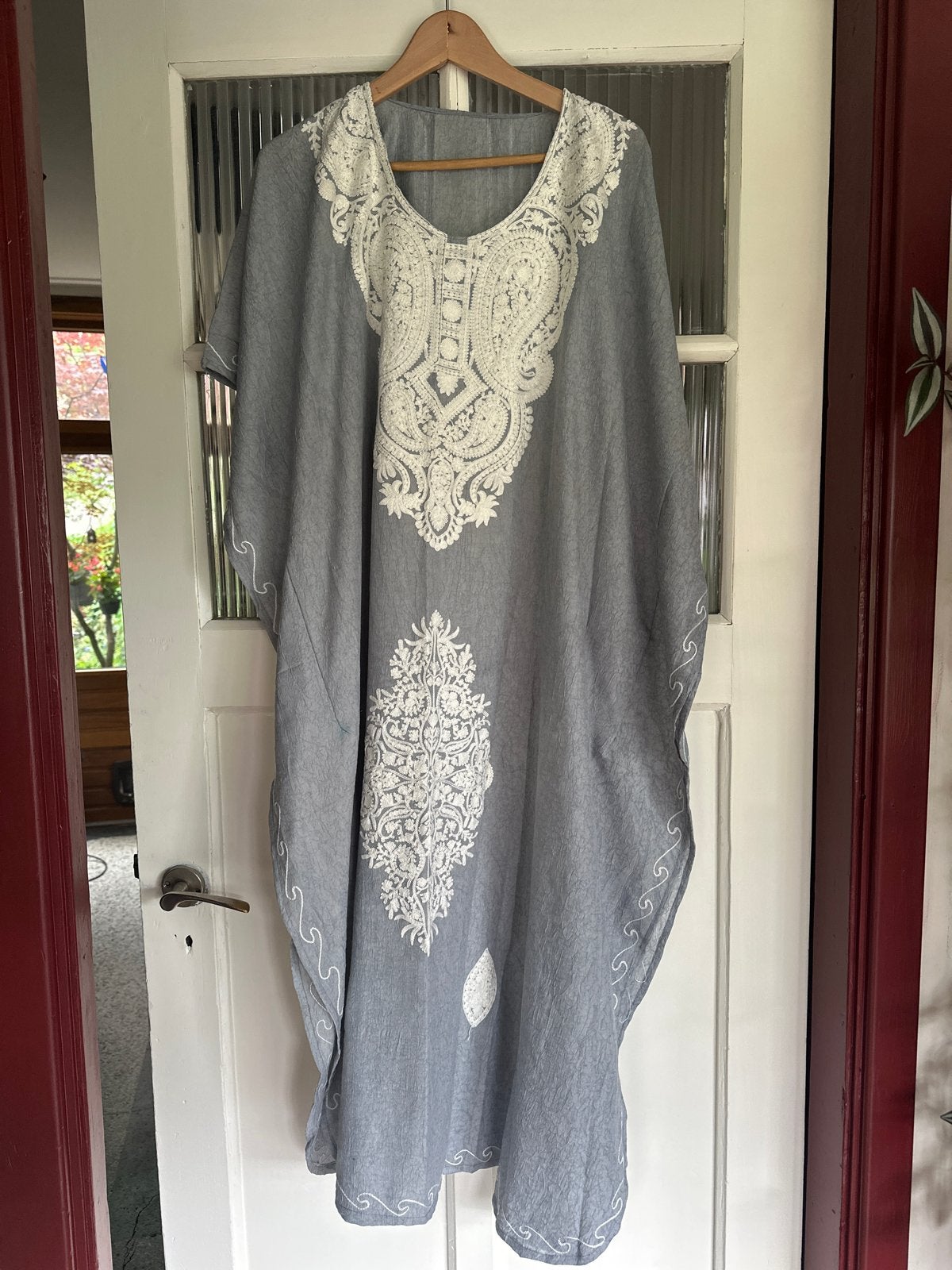 Grijze kaftan met wit borduurwerk, Kleding | Dames, Maat 46/48 (XL) of groter, Ophalen of Verzenden, Zo goed als nieuw, Grijs