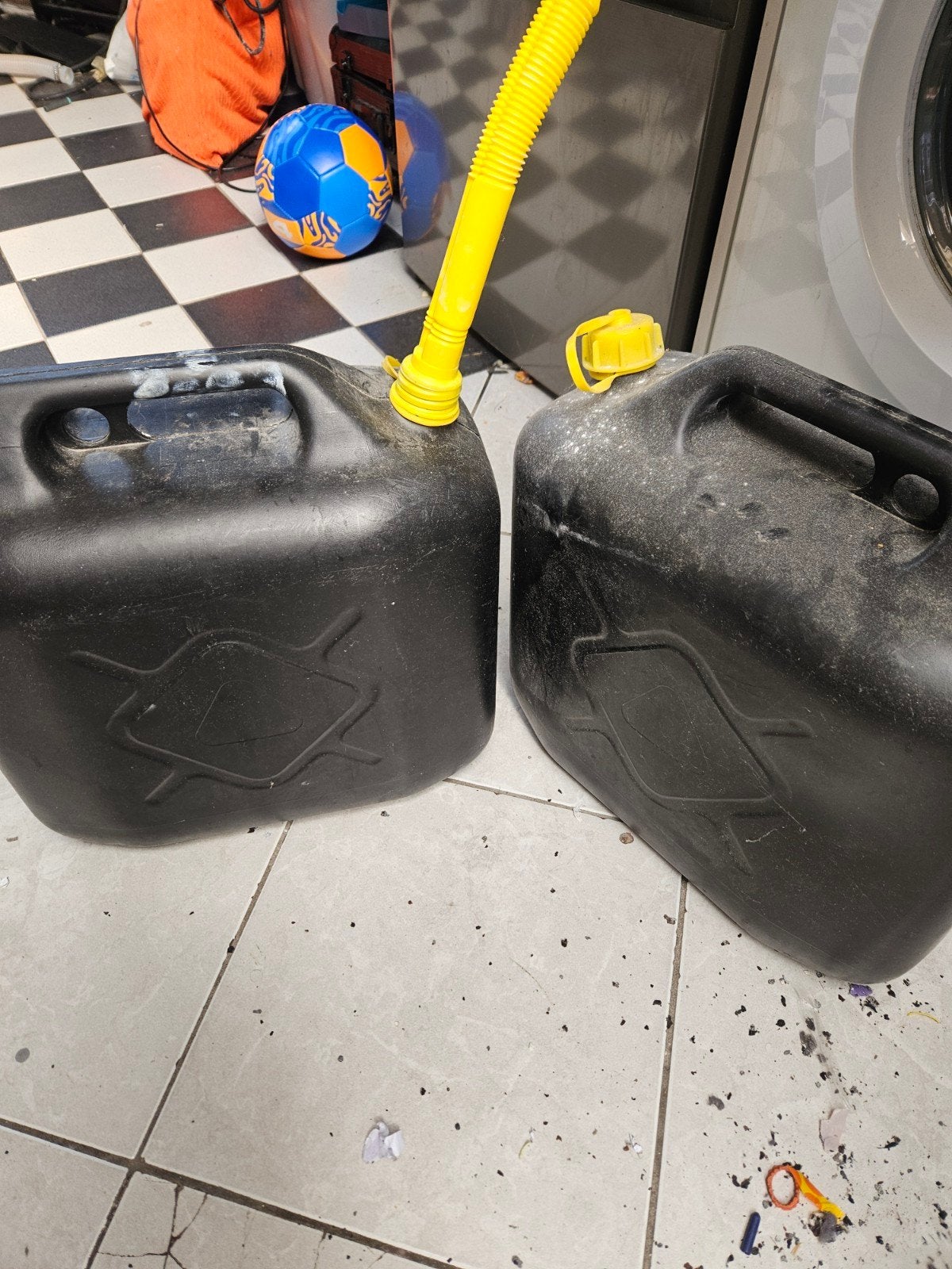 2 Jerrycans met dop en schenktuit, Ophalen of Verzenden, Gebruikt