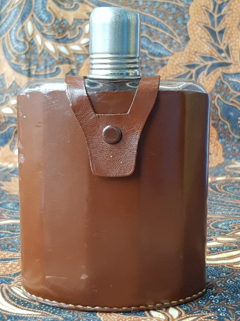 Mooie originele oude zakfles uit Engeland van glas en leder.