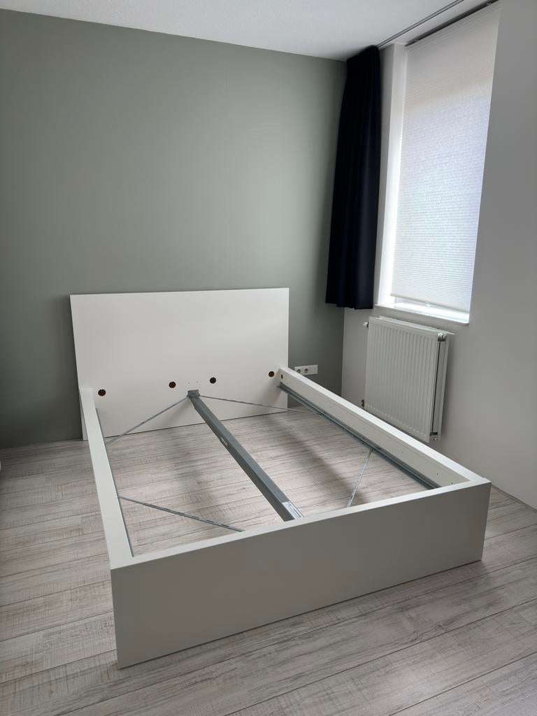 Ikea Malm onderstel bed 140x200cm, Huis en Inrichting, Slaapkamer | Bedden, Ophalen, Wit, 140 cm, Zo goed als nieuw