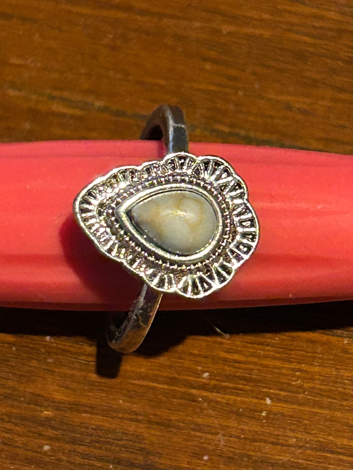 Zilverkleurige ring met steen, Ophalen, Overige materialen, Zo goed als nieuw, Dame of Heer
