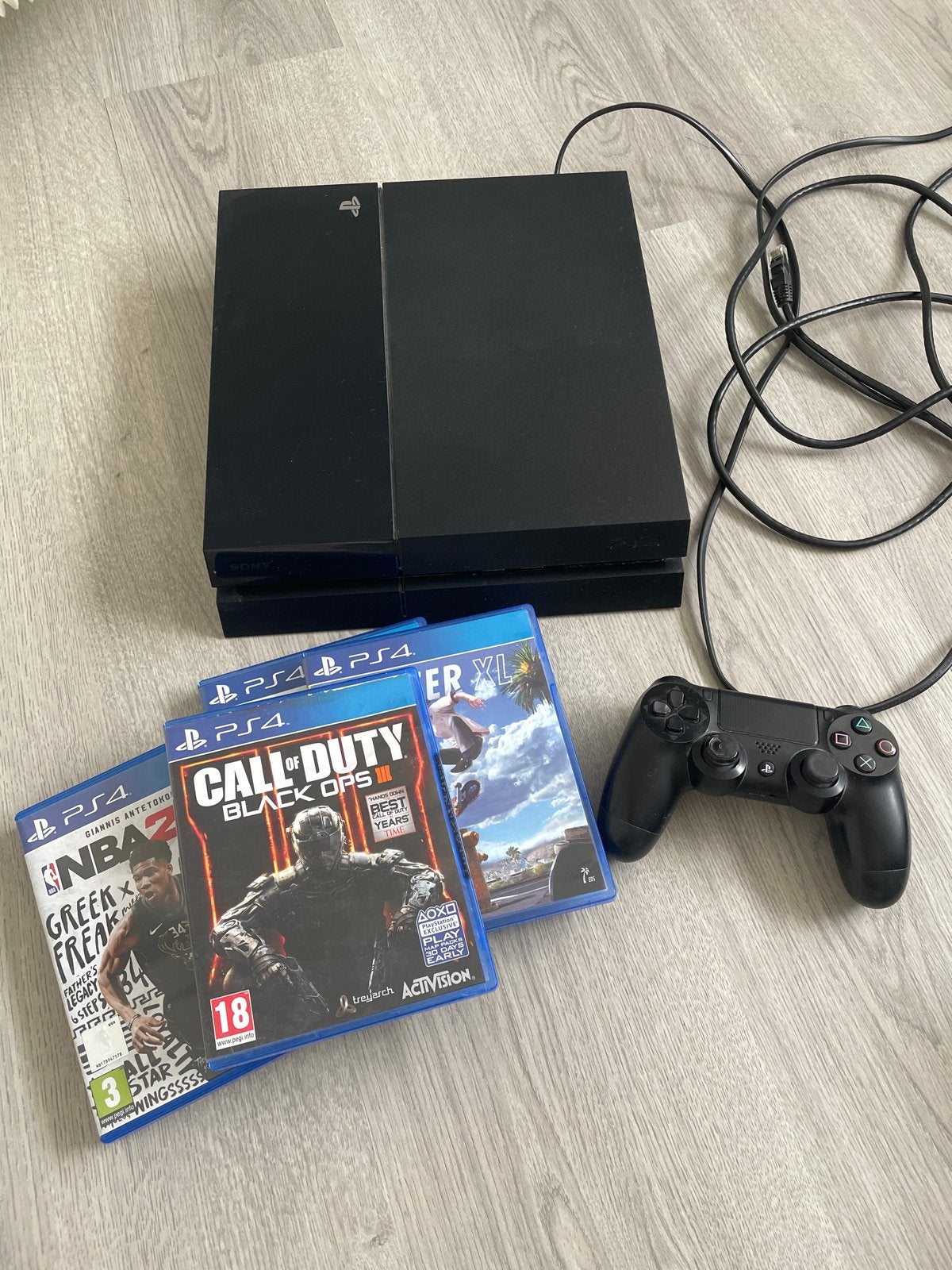 PS4 met 4 games en defecte controller (pijltjes), Spelcomputers en Games, Ophalen of Verzenden, Gebruikt, Met 1 controller, Met games