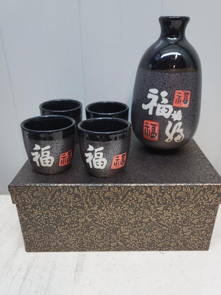 Sake set met fles en 4 kopjes - Zwart met Chinese tekens, Keramiek, Ophalen of Verzenden, Zo goed als nieuw, Overige stijlen