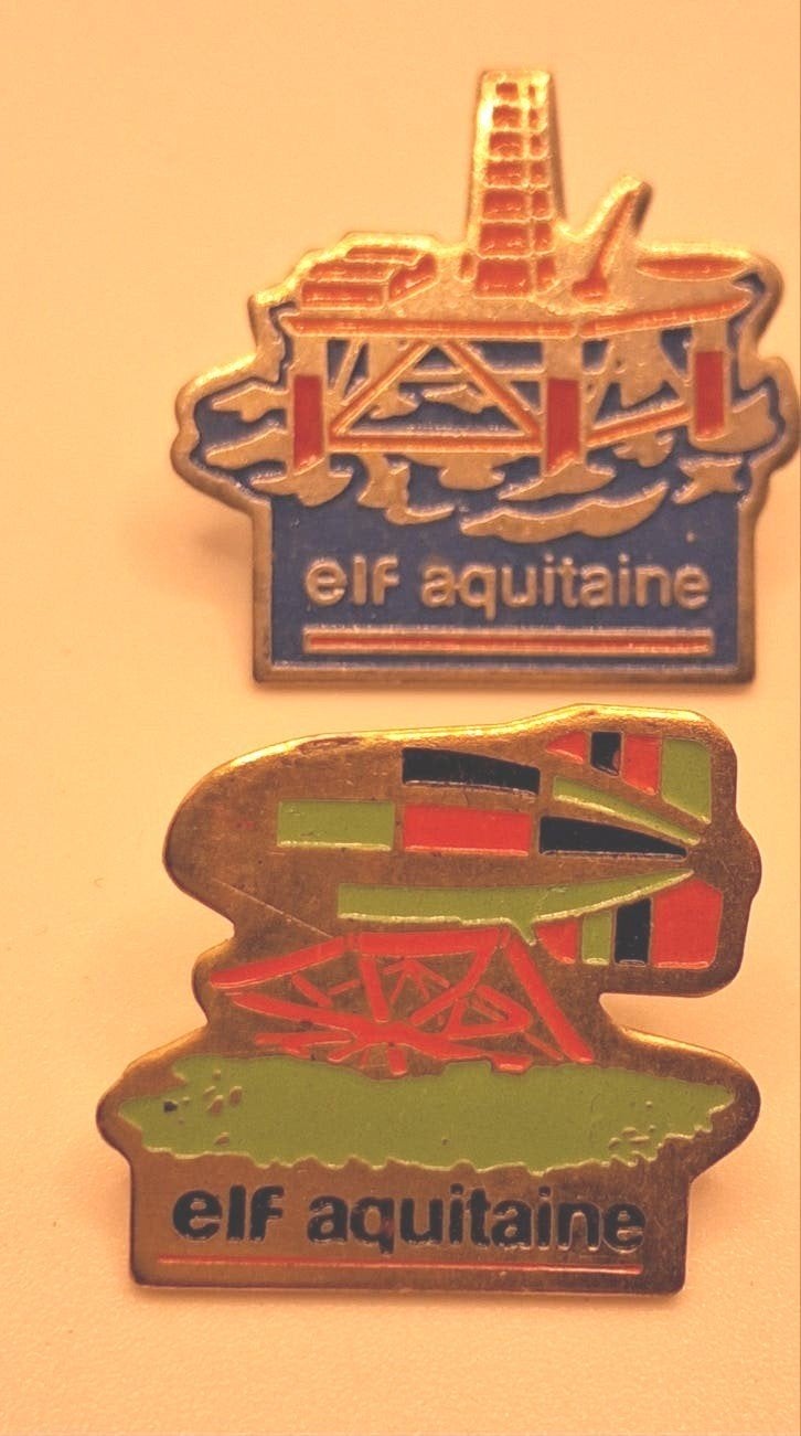 Vintage Elf Aquitaine platform pins, Verzamelen, Ophalen of Verzenden, Gebruikt, Overige onderwerpen, Speldje of Pin