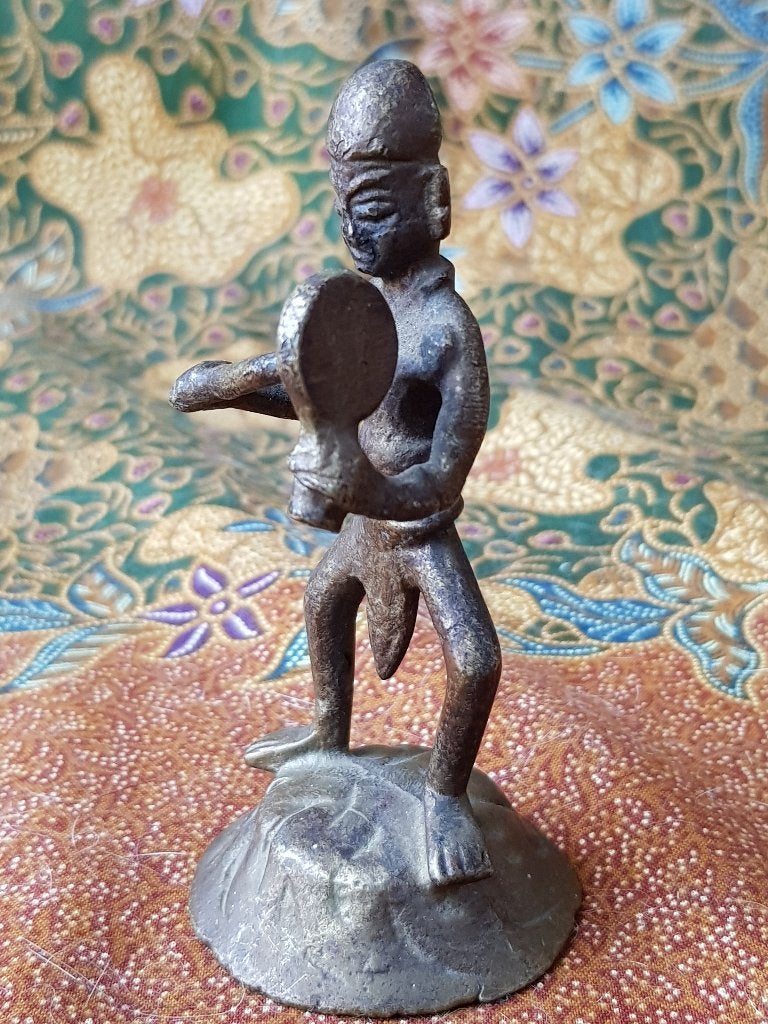 Man met trommel mooi antiek brons beeldje uit India 9,2 cm., Antiek en Kunst, India, Handgemaakt, Ophalen of Verzenden, Brons